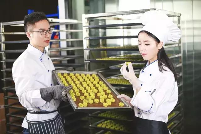 每小时卖出200+盒，这款海归男硕士研发的人气曲奇