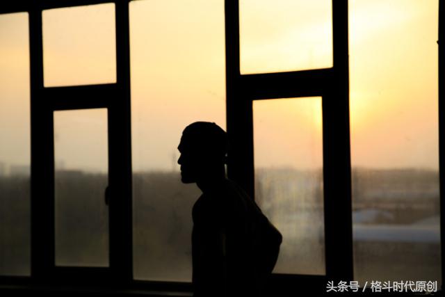 15岁离家追格斗梦小伙因伤退赛,90后悍将替补战世界第一格斗赛