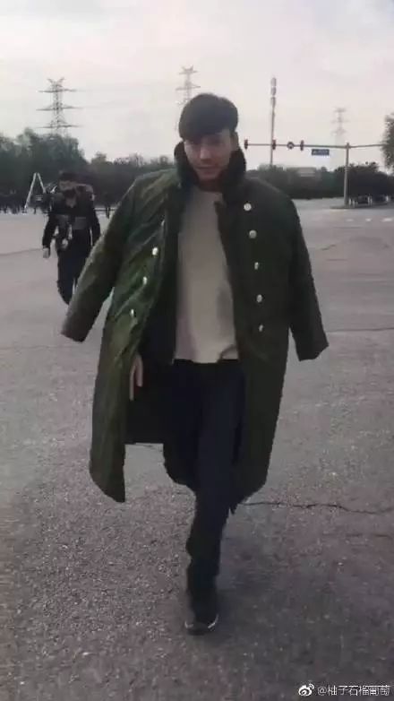 刘昊然同款羽绒服什么牌子,刘昊然同款波司登羽绒服