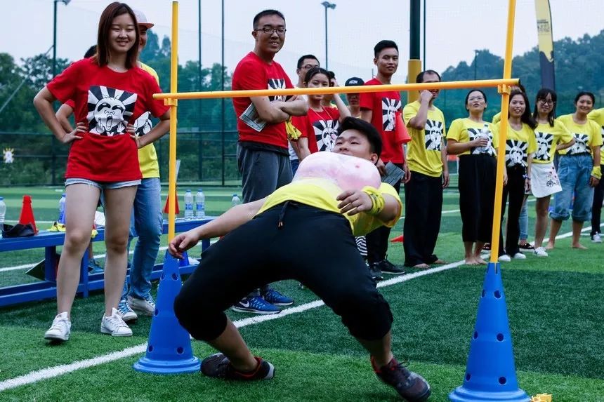 这运动会有毒！穿别人裤裆还很开心