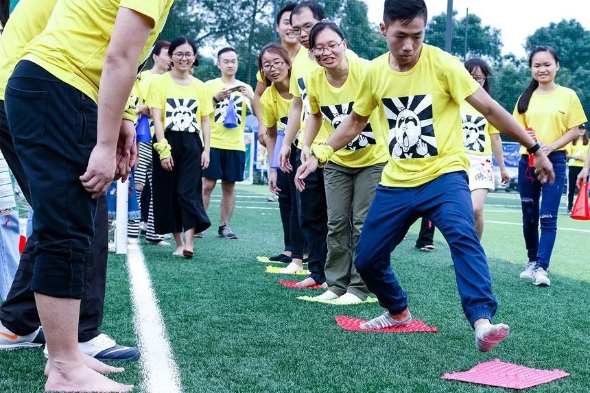 这运动会有毒！穿别人裤裆还很开心