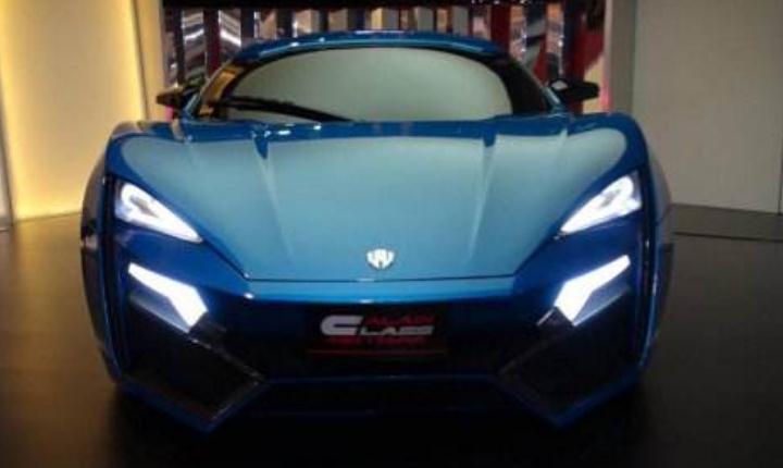 迪拜神车经销商，越南第一辆风神来自这里，拉法在这里只能停边上