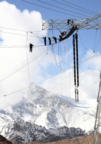 美出天际日照金山,美出天际饱和度惊人