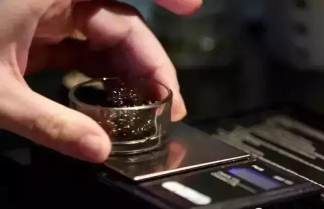 世界顶级鱼子酱多少钱一克,顶级鱼子酱一盎司多少钱