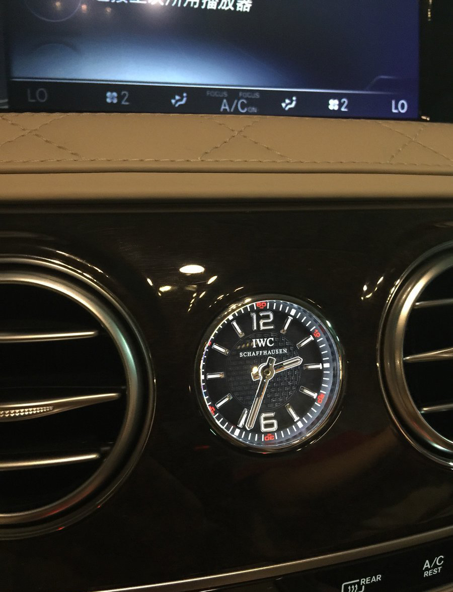 朋友新提了款上百万的车，却发图问这块表是什么牌子？