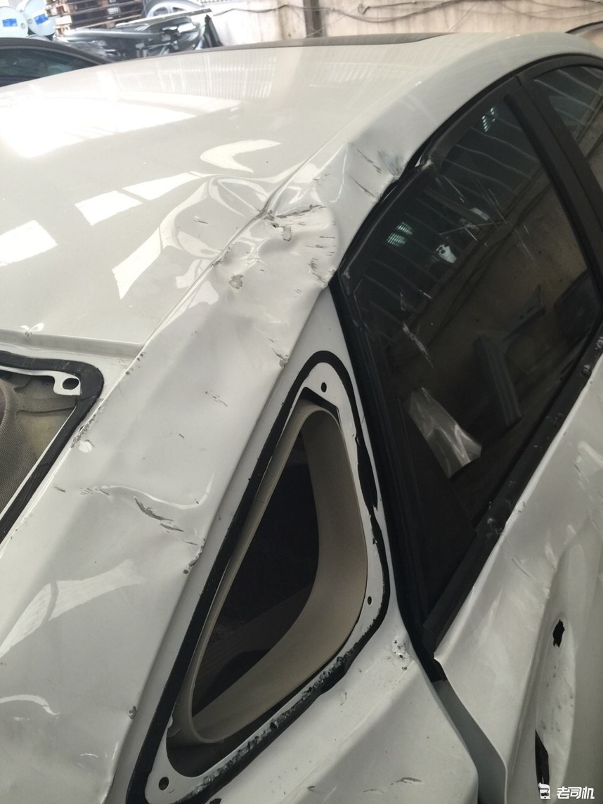 车撞到墙掉了漆该不该走保险,汽车被砸一直不报保险