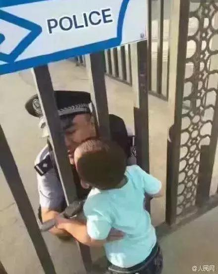 警察着警服标准照,警官证正面照