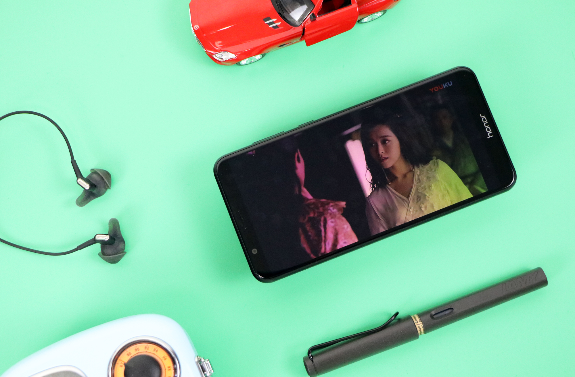 性能强悍千元机,荣耀7x对比畅玩7x