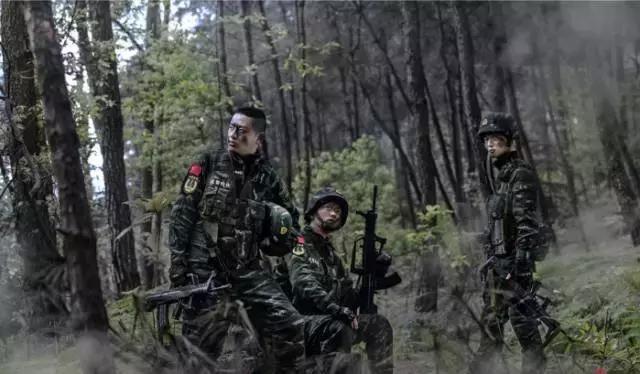 排里有个“刺头”叫小刚，长得好看又善良