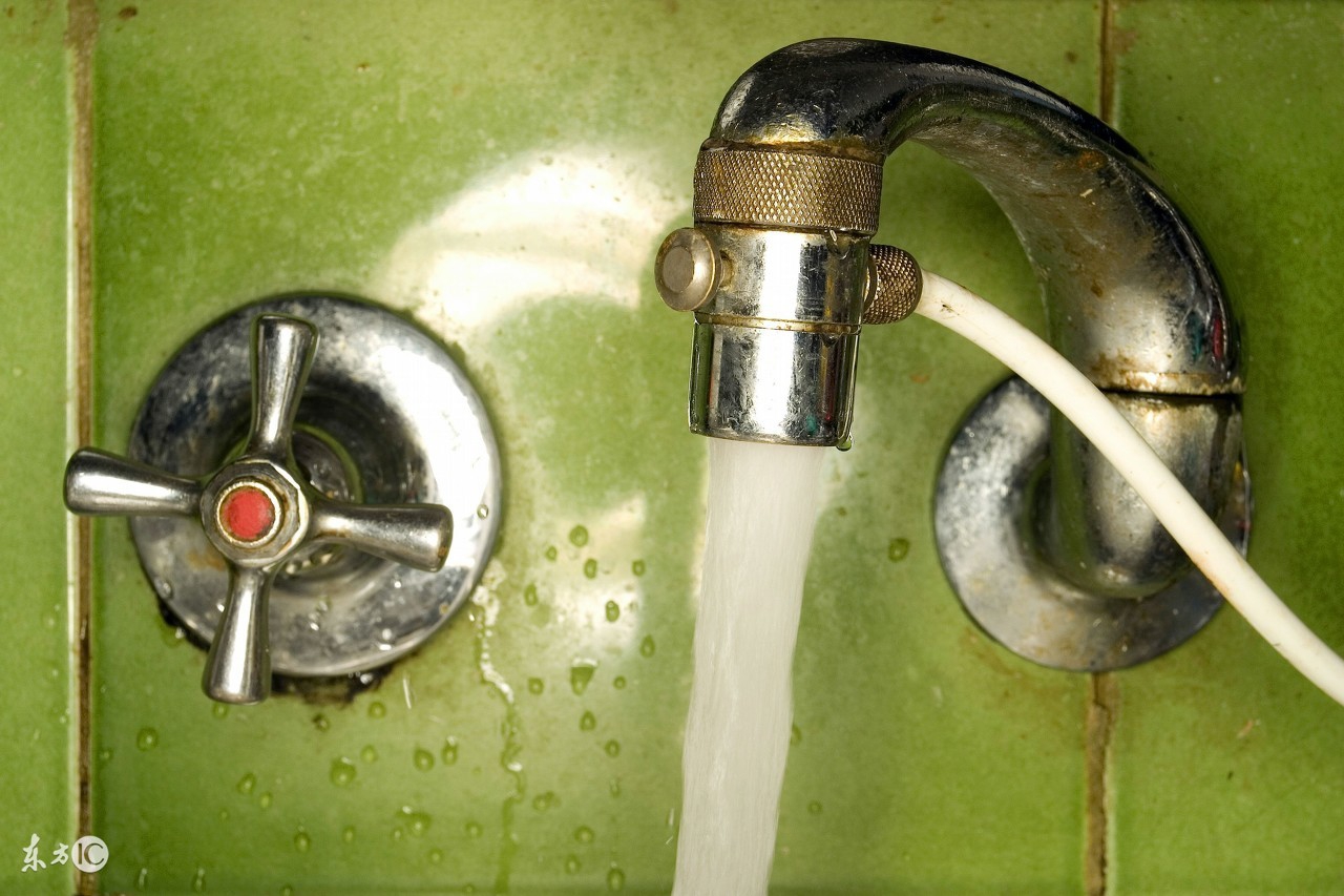 用普通塑料盆可以给宝宝洗澡吗,千万不要用这种盆给宝宝洗澡