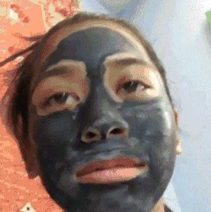 在家敷了片面膜，被狗子看到后，竟被...