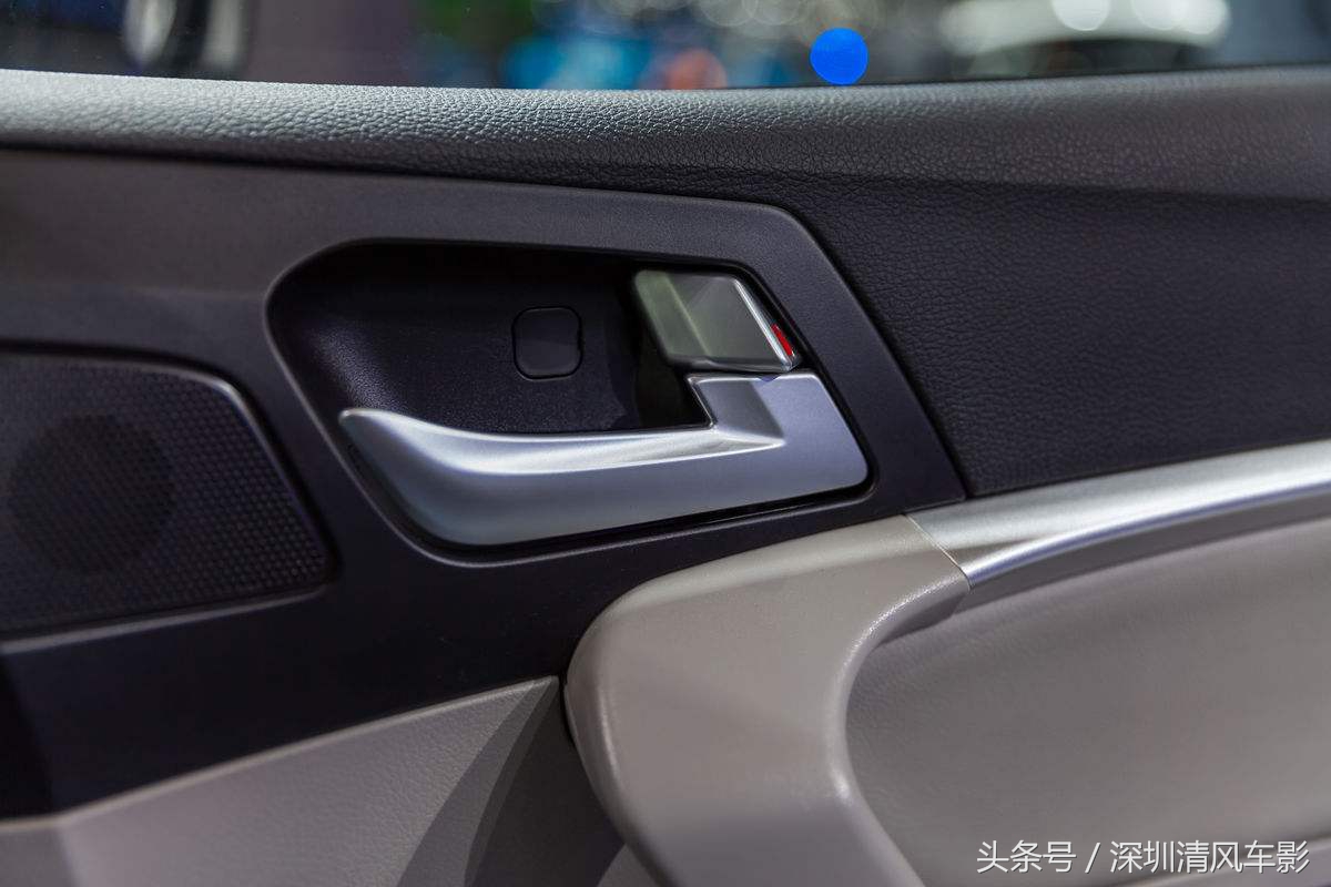 车门应急逃生方法,被困车里如何打开车门