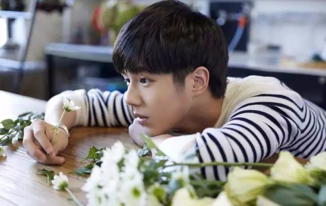 杨幂任何单品都能穿好,杨幂穿一件外套就出门