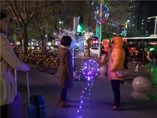 “网红气球”半月火遍石家庄街头，探访：有商家氦气换氢气易爆炸