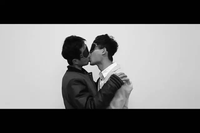 这是艺术？|美院学生让花坛“长”娃娃寓意破土而生？多少人的审美观崩塌了