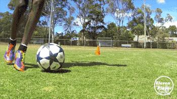 足球多人参与的运球控球训练,足球训练10个基本动作