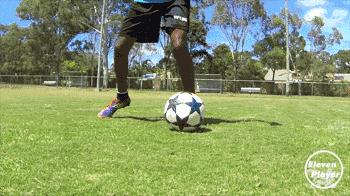 足球多人参与的运球控球训练,足球训练10个基本动作