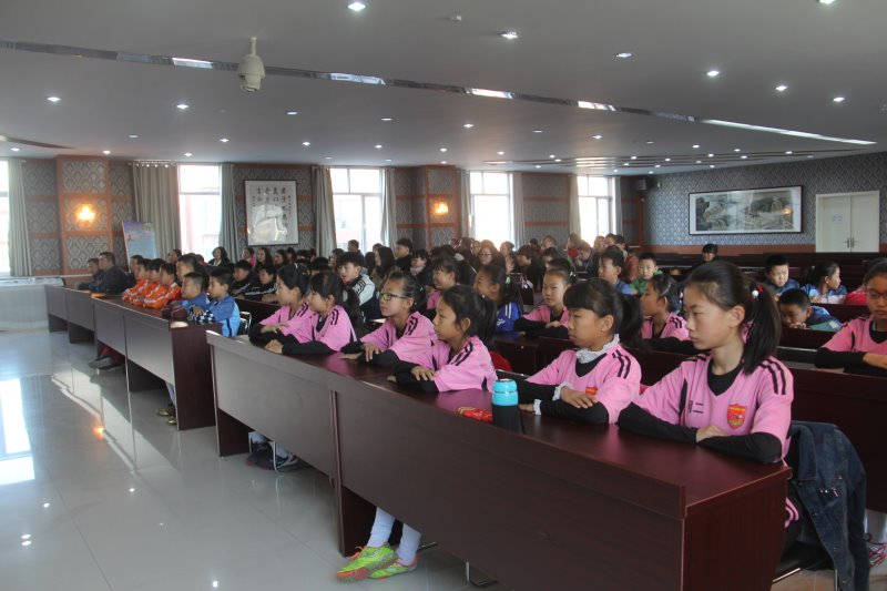 城事｜千里之行始于“足”下回民区钢铁路第二小学举行笼式足球场启动仪式