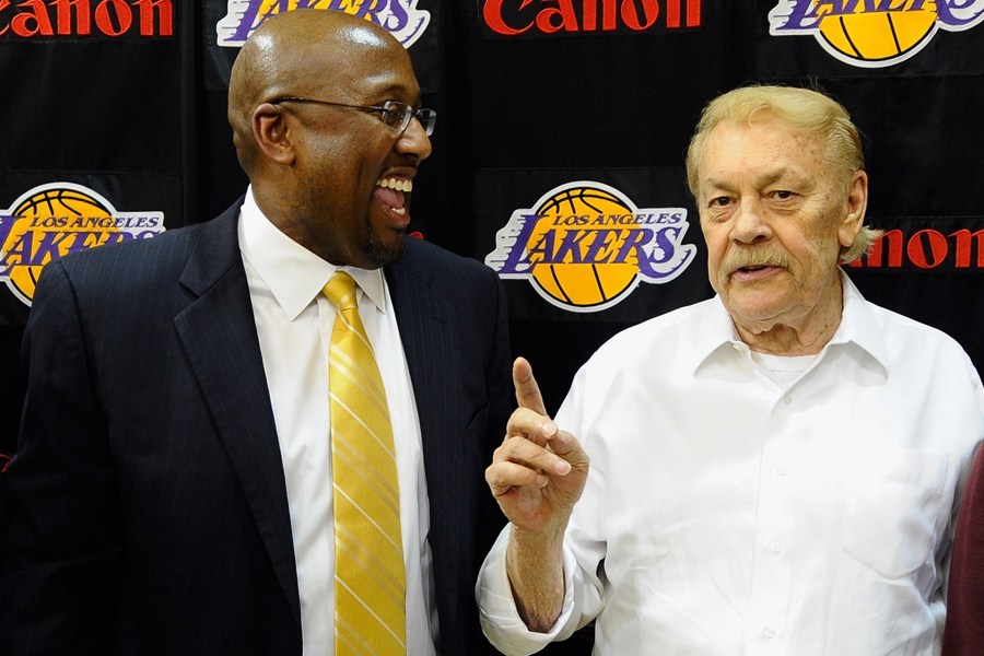 那些年科比单挑詹姆斯,回顾那些年科比的黑肘