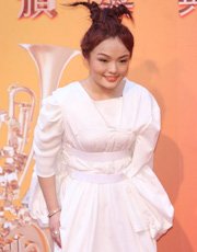 她只有154大饼脸、短粗腿，但她超会穿，比你漂亮10倍！