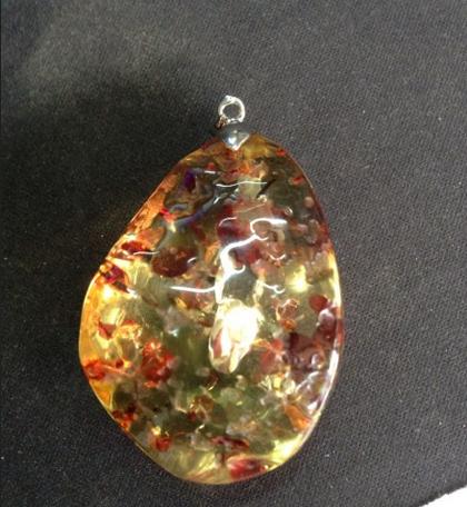 紫光灯下真假琥珀蜜蜡对比图,放大镜下怎么辨别蜜蜡琥珀真假