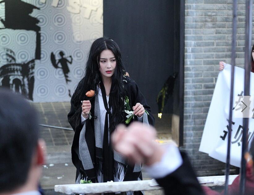 张馨予摔跟头,张馨予被扔鸡蛋