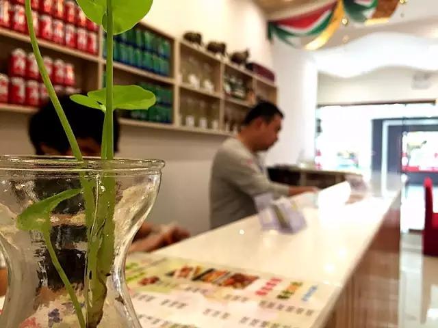 在包头这家小店能把饭吃出五颜六色,逛街饿了来一份瞬间满血复活