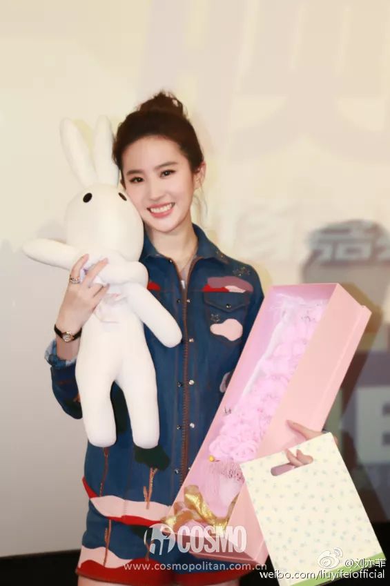 关晓彤迪丽热巴周迅杨幂范冰冰,范冰冰好看还是杨幂好看原视频