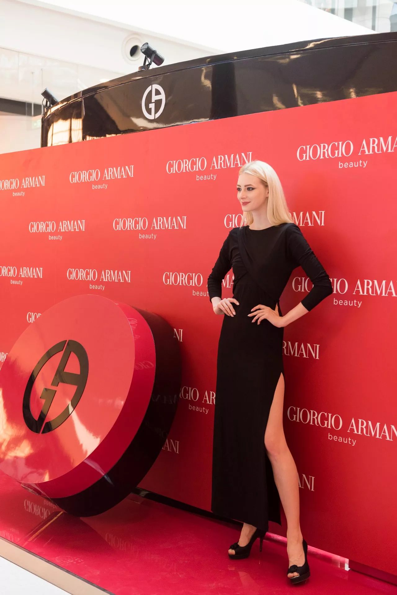 十二月属于“阿玛尼之红”