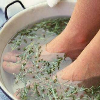 冬季泡脚小知识关注健康建议收藏,冬季泡脚排湿气最好方法