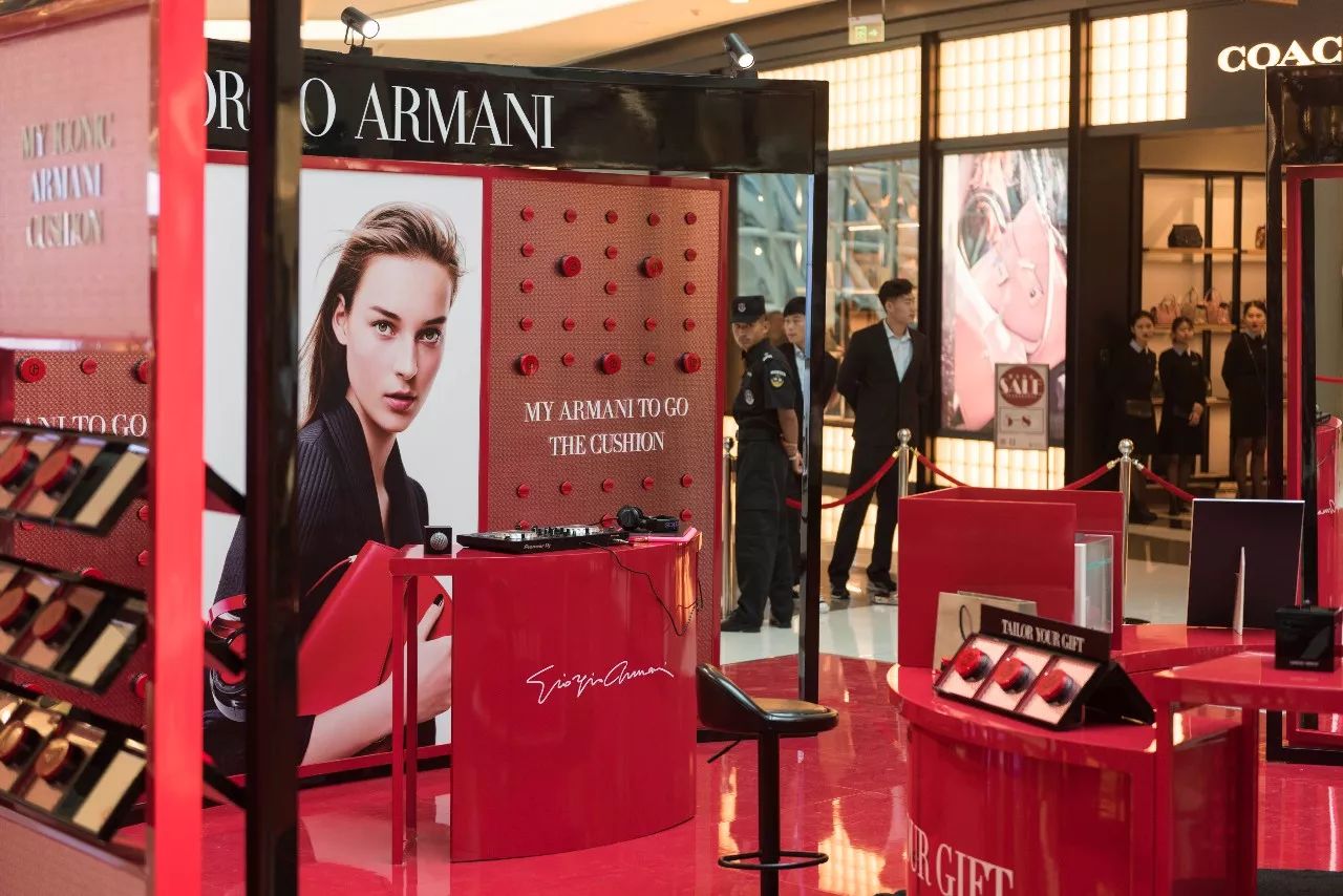 十二月属于“阿玛尼之红”