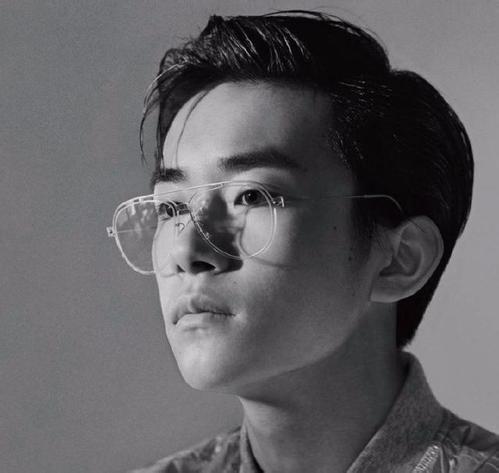 易烊千玺腮帮子变宽了,易烊千玺下嘴唇凸起