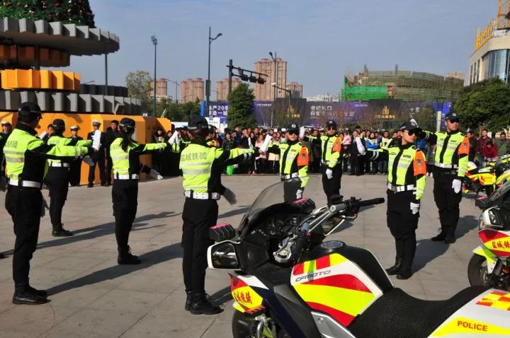 122全国文明交通安全日启动仪式,122全国交通安全日交警来到校园