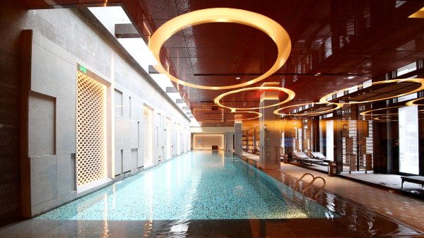 矗于湘江之畔，对望岳麓之巅，记长沙君悦酒店