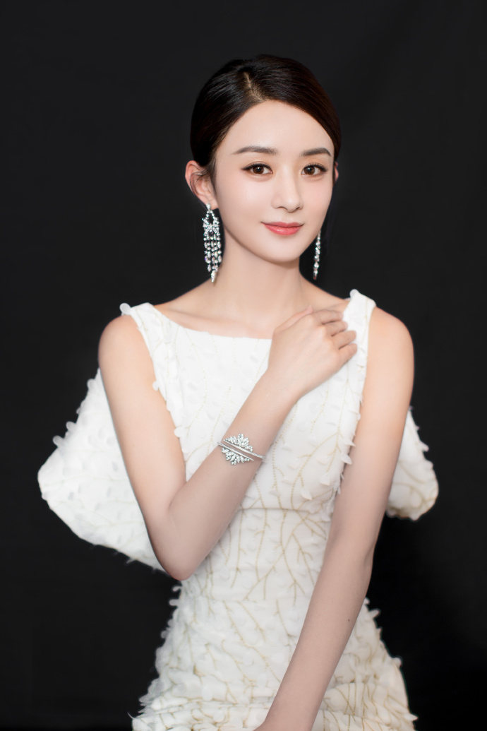 赵丽颖注重保暖,赵丽颖大热天拍戏穿羽绒服