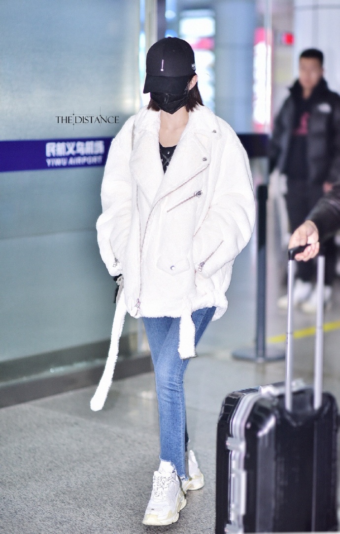 赵丽颖注重保暖,赵丽颖大热天拍戏穿羽绒服