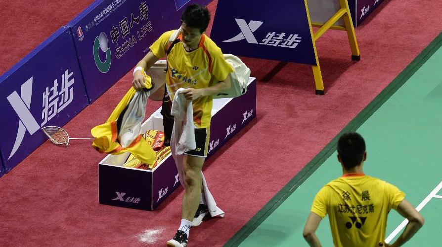 羽毛球比赛的愤怒,球场上的愤怒瞬间羽毛球