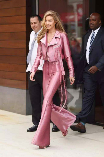 赵丽颖皮衣怎么搭配,赵丽颖大波浪造型皮衣