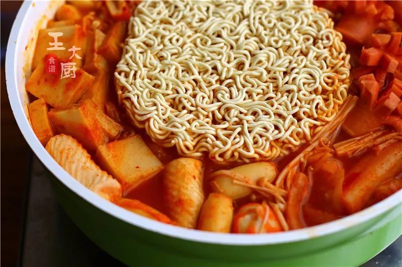 简单又实在的部队火锅,把人都能馋哭的美食的视频