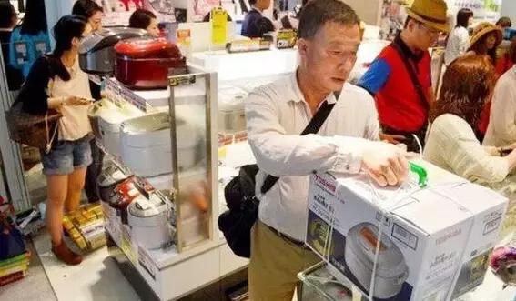 实拍中国人去日本“血拼”画面