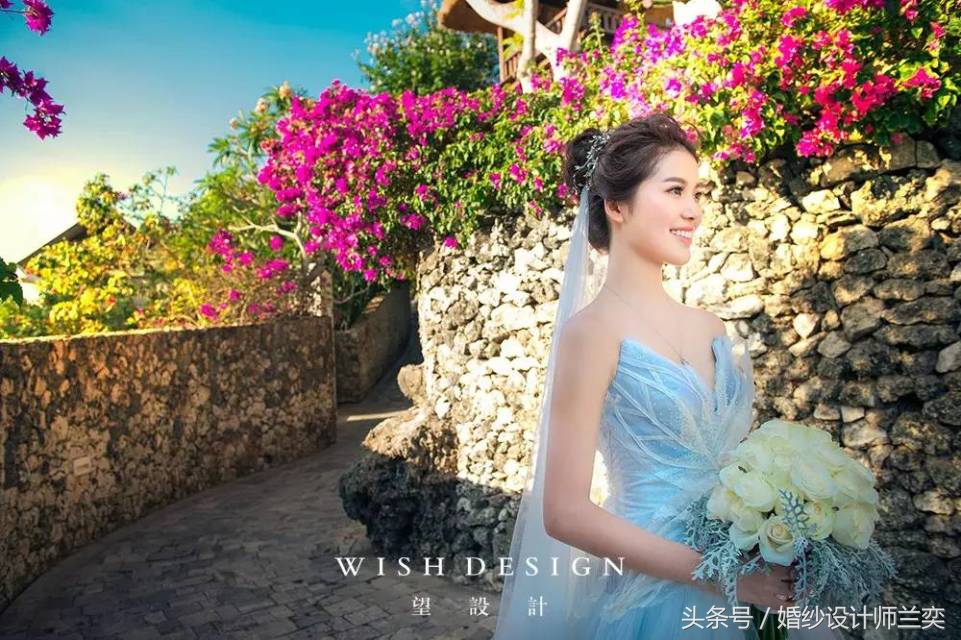 蓝色礼服婚纱风格,婚礼布置蓝绿适合哪种婚纱