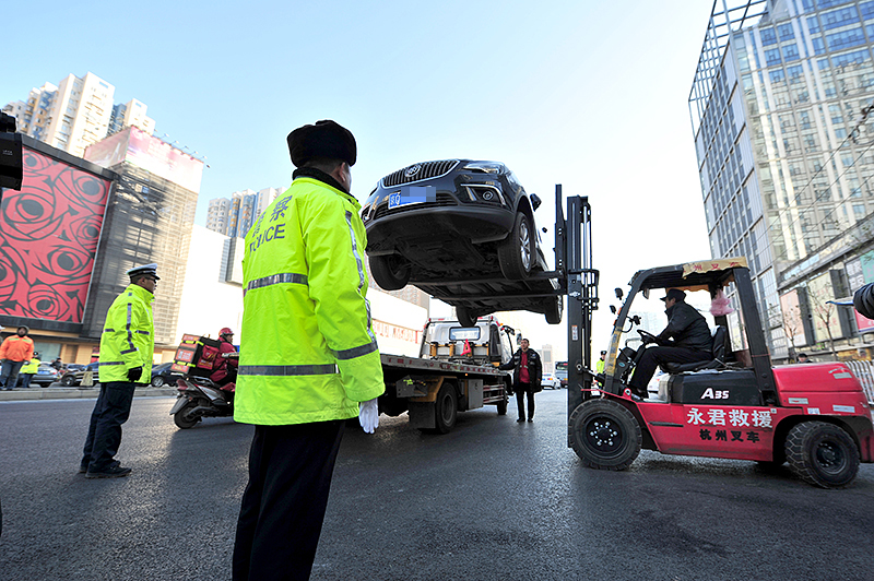 交通违停秩序整治,严阵以待联合行动治理交通违停