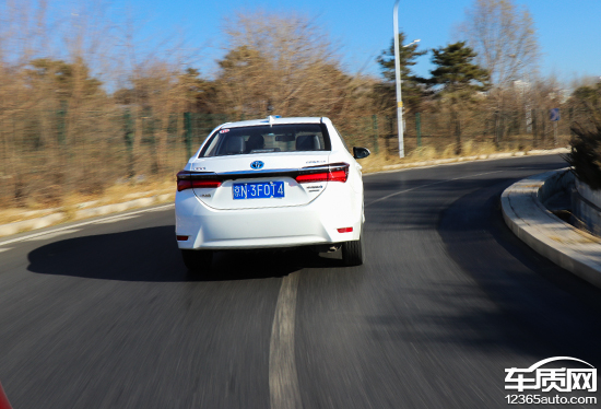 卡罗拉双擎旗舰版空间坐人实测,沉浸式体验卡罗拉双擎2017款