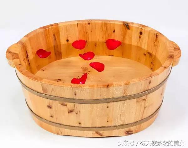 秋天腿上干燥起皮小妙招,秋冬腿上皮肤干燥起皮怎么办