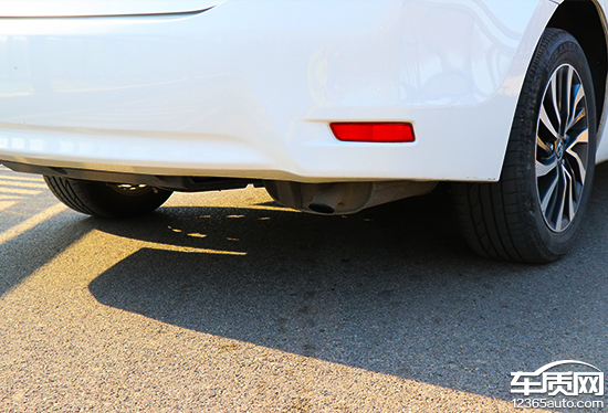 卡罗拉双擎旗舰版空间坐人实测,沉浸式体验卡罗拉双擎2017款