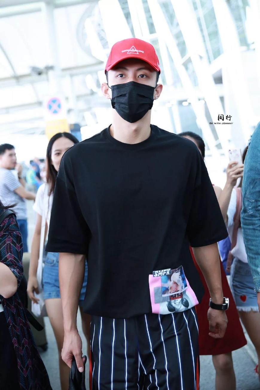 半个娱乐圈都爱的SMFK时尚战袍，和易烊千玺、潘玮柏穿情侣装啦！