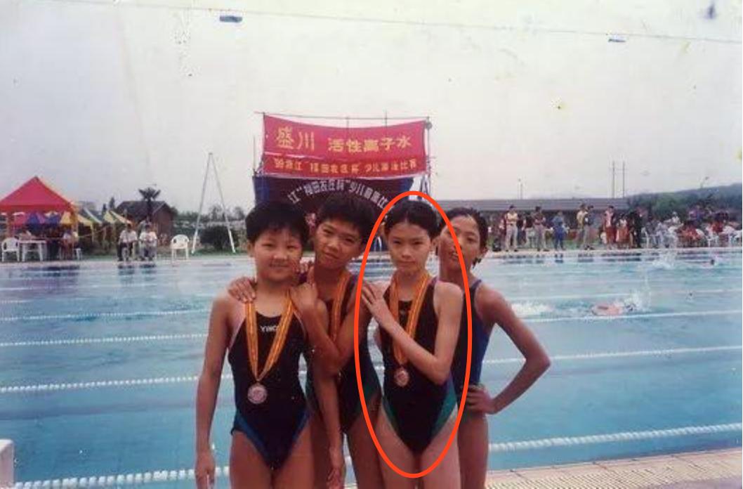 奔跑吧兄弟谢依霖林允何穗,何穗童年照