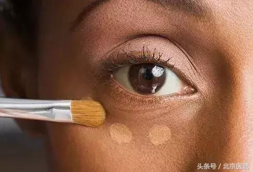 有效消除眼部浮肿的简单护理方法,如何化妆消除肿泡眼