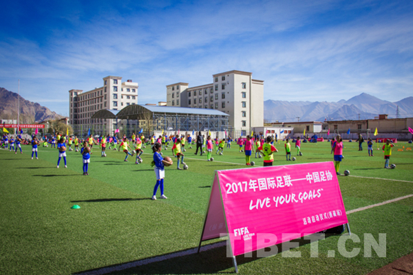 你见过在海拔3652米的拉萨踢足球的女孩吗？