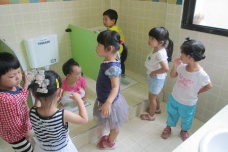 为什么孩子在幼儿园拉臭臭,孩子不愿意在小学拉臭臭